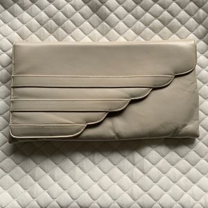 VINTAGE CREAM LEATHER CLUTCH /MAGNETIC CLOSURE / INSIDE POCKET